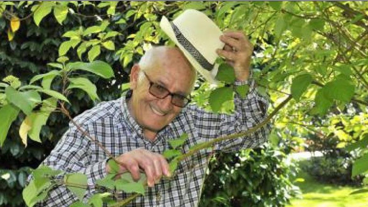 Martín Zamora suele protegerse del sol con un sombrero blanco. / VALENTÍN GUISANDE-