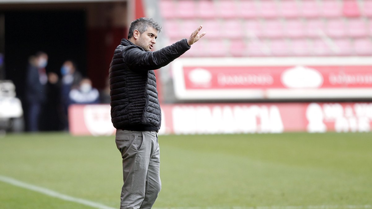 Álex Huerta dirigiendo a su equipo desde la banda de Los Pajaritos. MARIO TEJEDOR