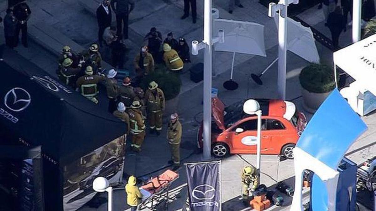 El Fiat 500 accidentado en la puerta del salón de Los Angeles.-