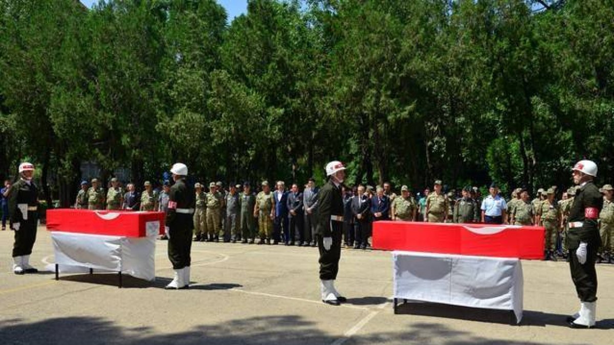 Ceremonia militar con los ataúdes de los dos militares fallecidos esta madrugada en Diyarbakir.-Foto: AP