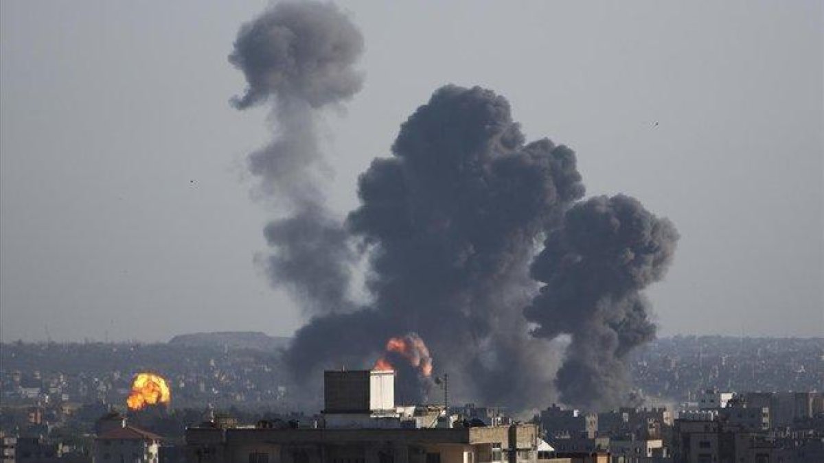 Bombardeos israelíes sobre la ciudad de Gaza este sábado 4 de mayo.-KHALIL HAMRA (AP)