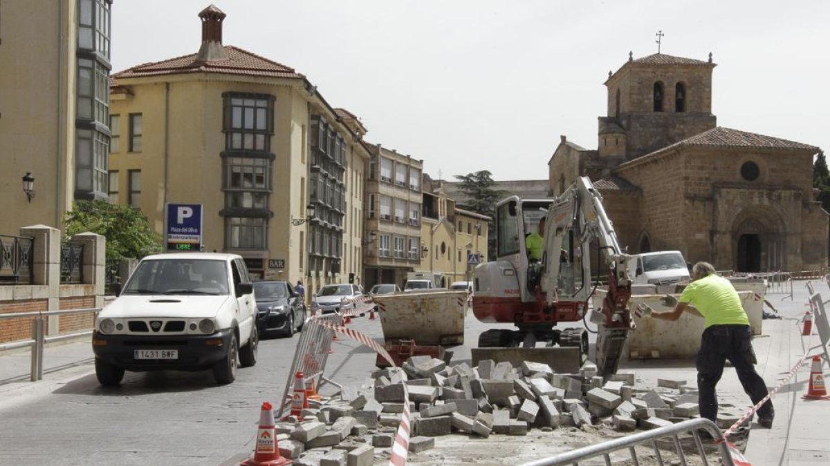 El almacén, junto al Plan de Empleo, realiza arreglos en el entorno de San Juan.-Luis Ángel Tejedor
