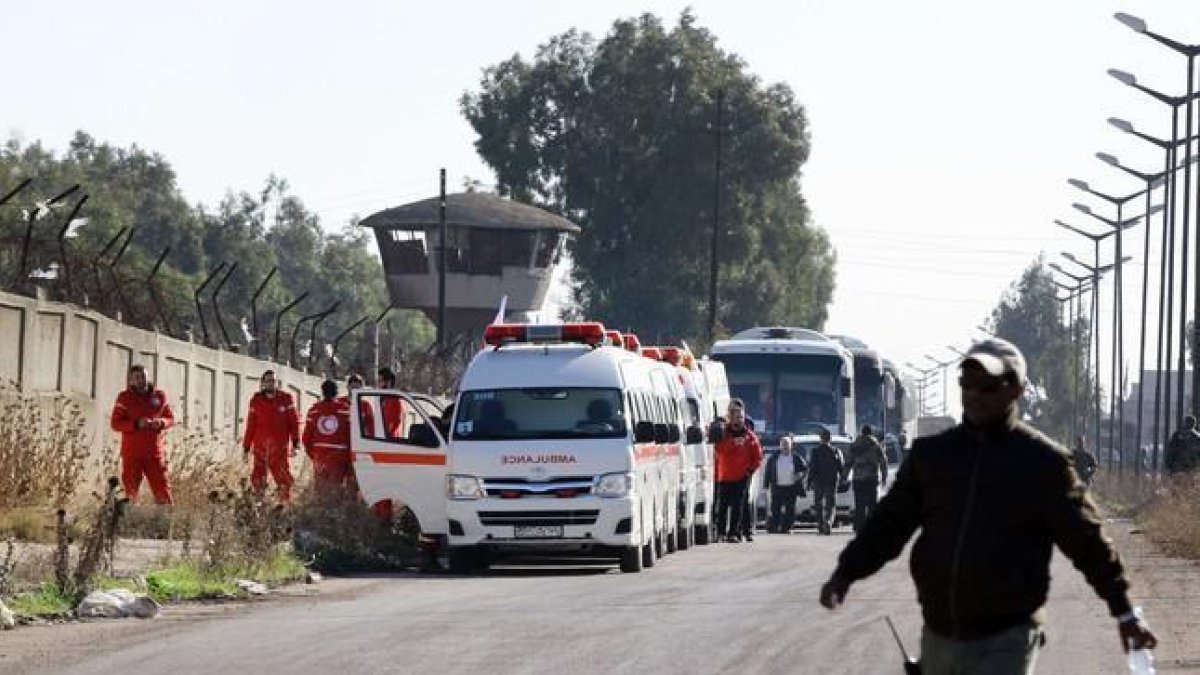 Vehículos de la Cruz Roja durante el desalojo del barrio de Waer, en Homs.-AFP / LOUAI BESHARA