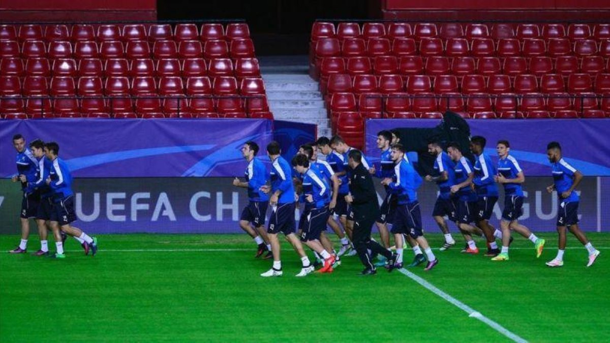 Los jugadores del Dinamo de Zagreb se entrenan en el Sánchez Pizjuán.-AFP / CRISTINA QUICLER