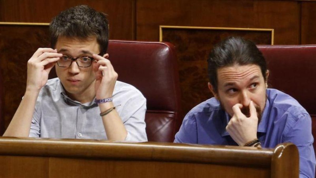 Pablo Iglesias e Íñigo Errejón en sus escaños, este miércoles durante el pleno del Congreso.-AGUSTIN CATALAN