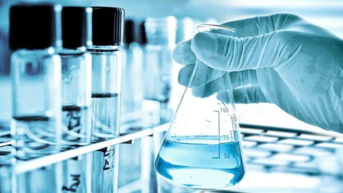 Trabajos en un laboratorio farmacéutico.-