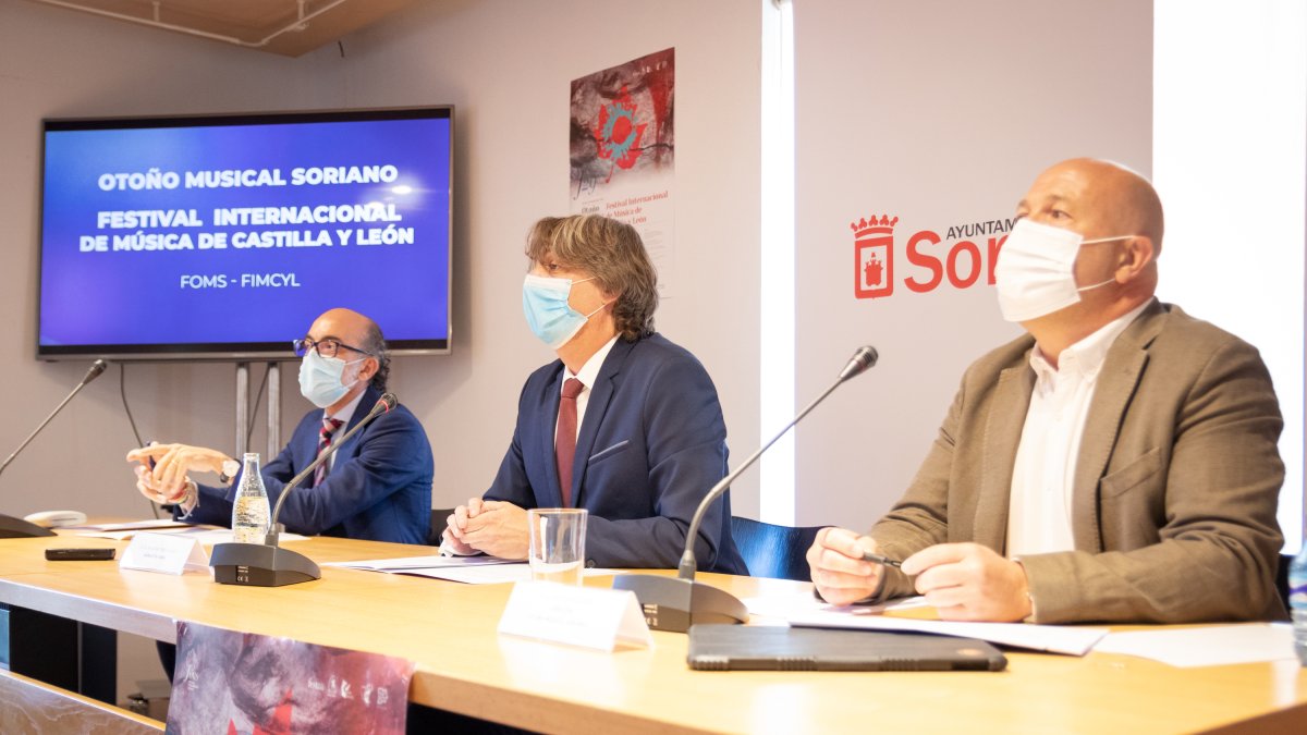 El consejero de Cultura, Javier Ortega, con el alcalde, Carlos Martínez, y el director José Manuel Aceña. GONZALO MONTESEGURO