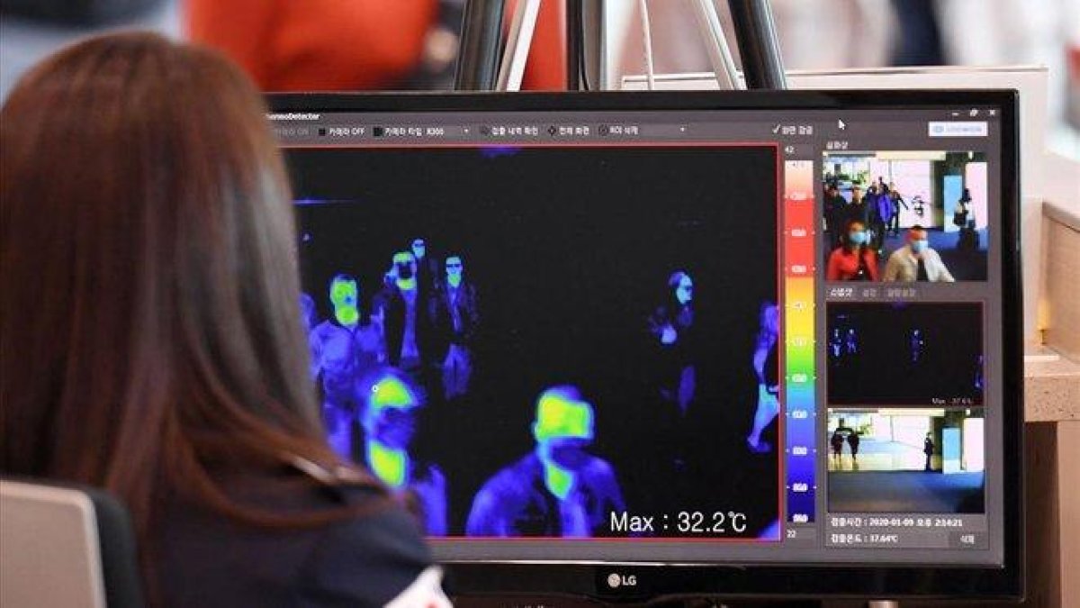 Una vigilante de seguridad de un aeropuerto de Corea del Sur mira por un monitor las imágenes de una cámara térmica para localizar posibles infectados del nuevo virus detectado en China.-EFE