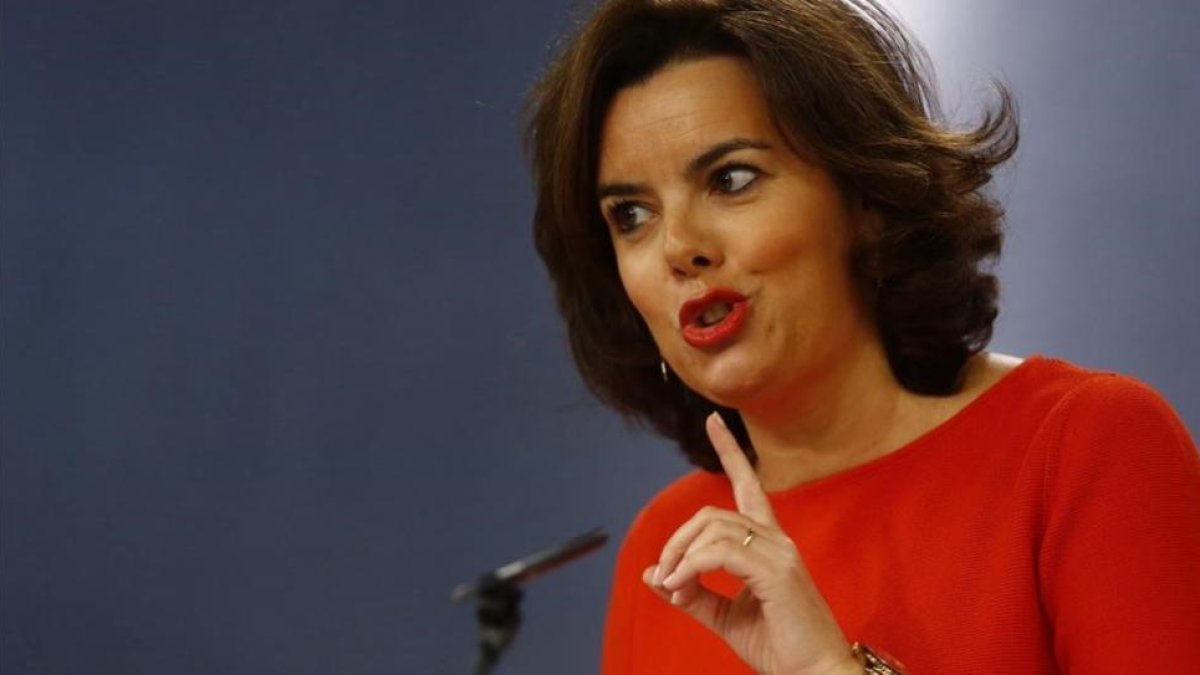 La vicepresidenta del Gobierno, Soraya Sáenz de Santamaría, en la rueda de prensa posterior al Consejo de Ministros.-AGUSTÍN CATALÁN