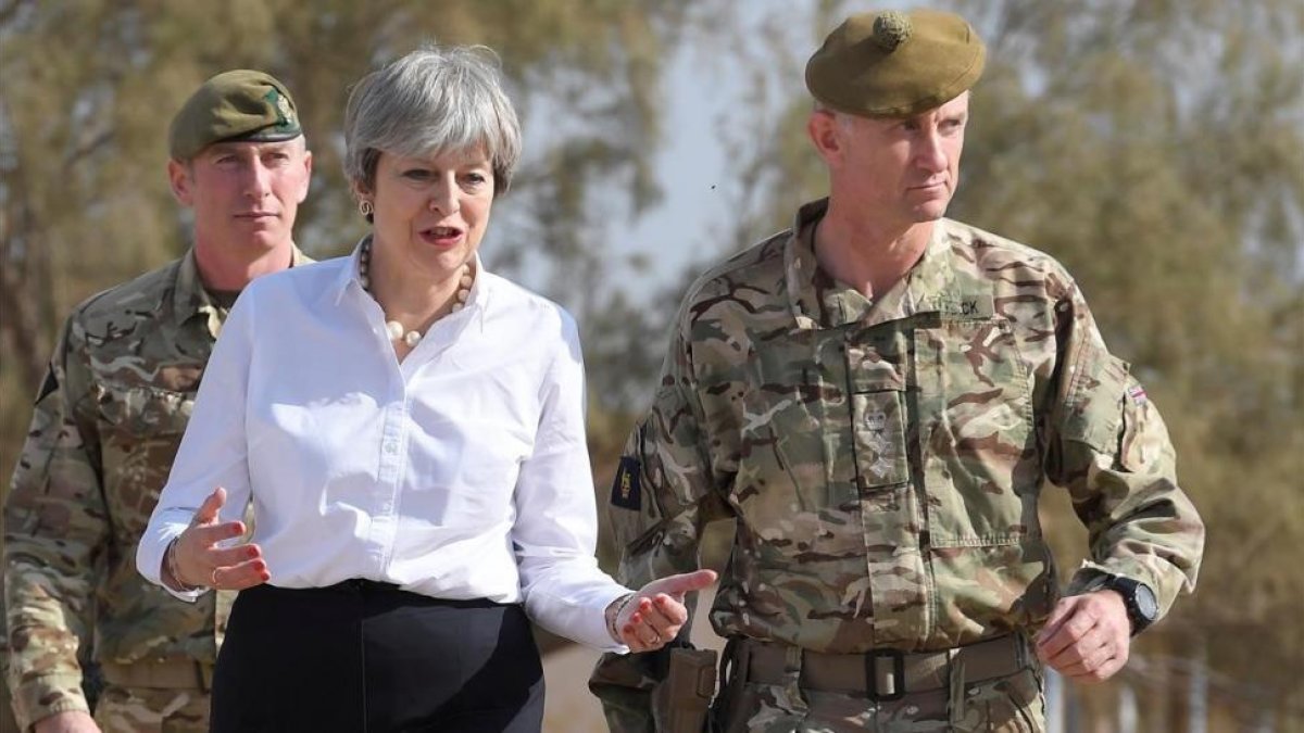 May (izq) junto a un soldado británico en su visita a una base militar cerca de Bagdad, en Irak, el 29 de noviembre.-REUTERS / TOBY MELVILLE