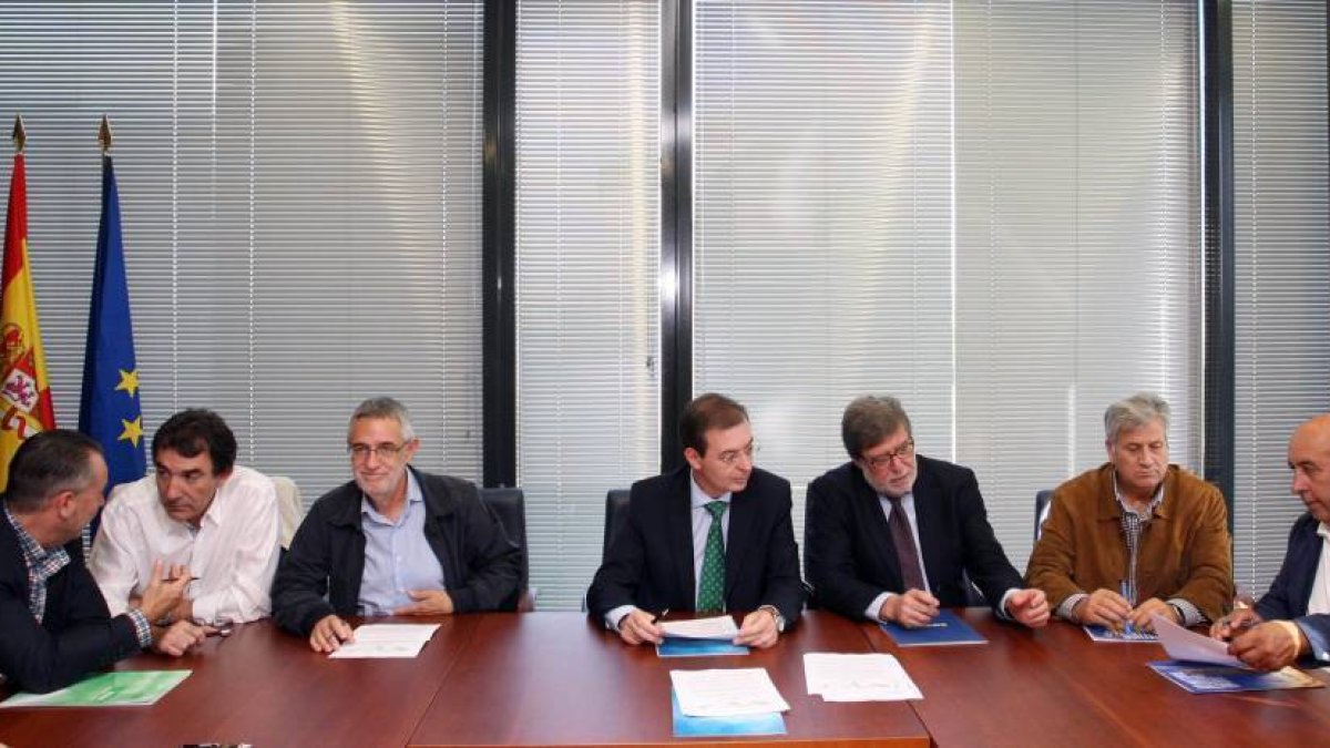 El presidente de ASAJA, Donaciano Dujo; los secretarios autonómicos de CCOO y UGT, Ángel Hernández y Agustín Prieto; el presidente del CES, Germán Barrios; el presidente de Cecale, Santiago Aparicio; el coordinador regional de UPA, Julio López, y el coord-Ical