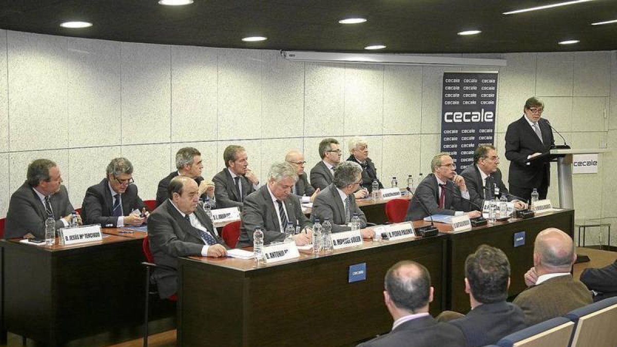 Santiago Aparicio, al fondo de pie, con la junta directiva de Cecale en marzo cuando fue elegido presidente de Cecale. / LOSTAU-