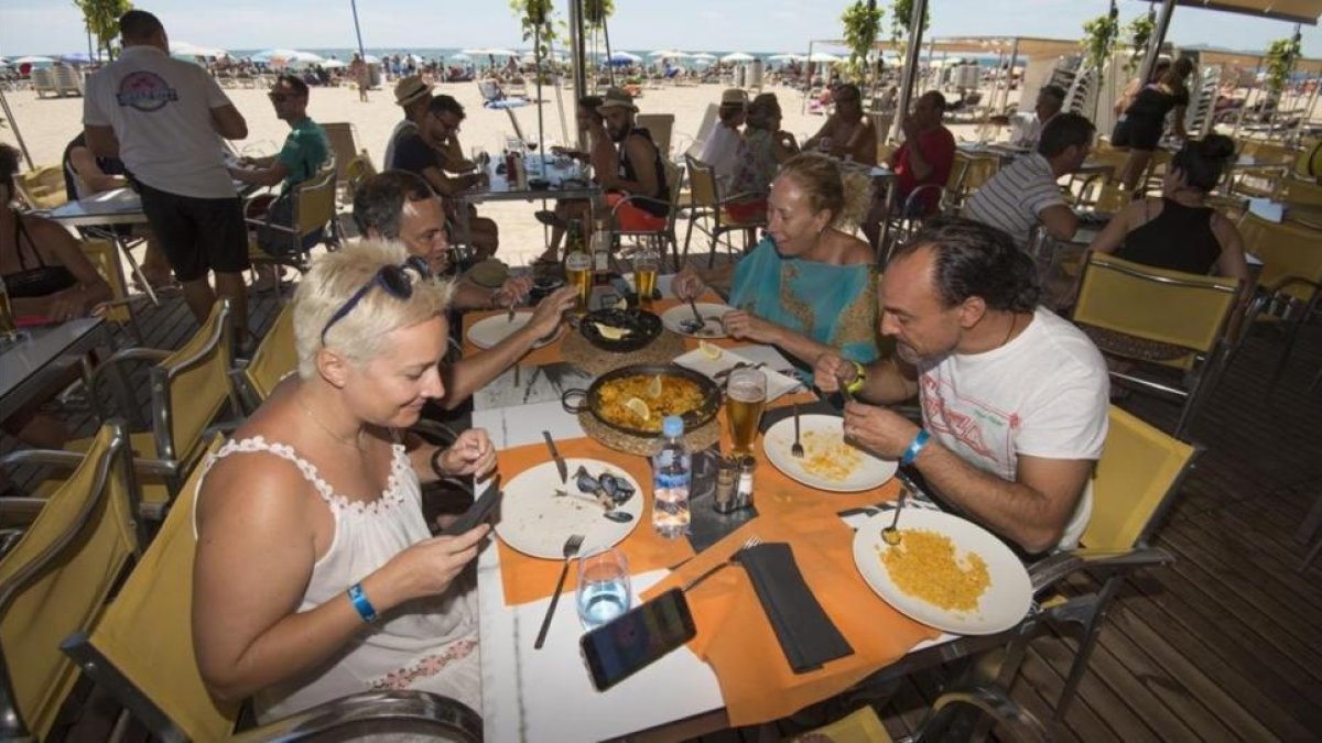 Chiringuito lleno en Salou, el viernes.-JOAN REVILLAS