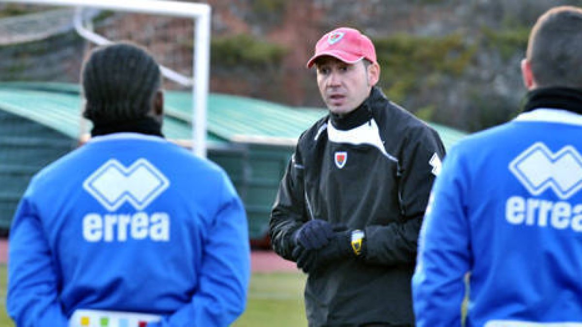 El técnico del Numancia, Pablo Machín, durante una sesión de entrenamiento. / DIEGO MAYOR-