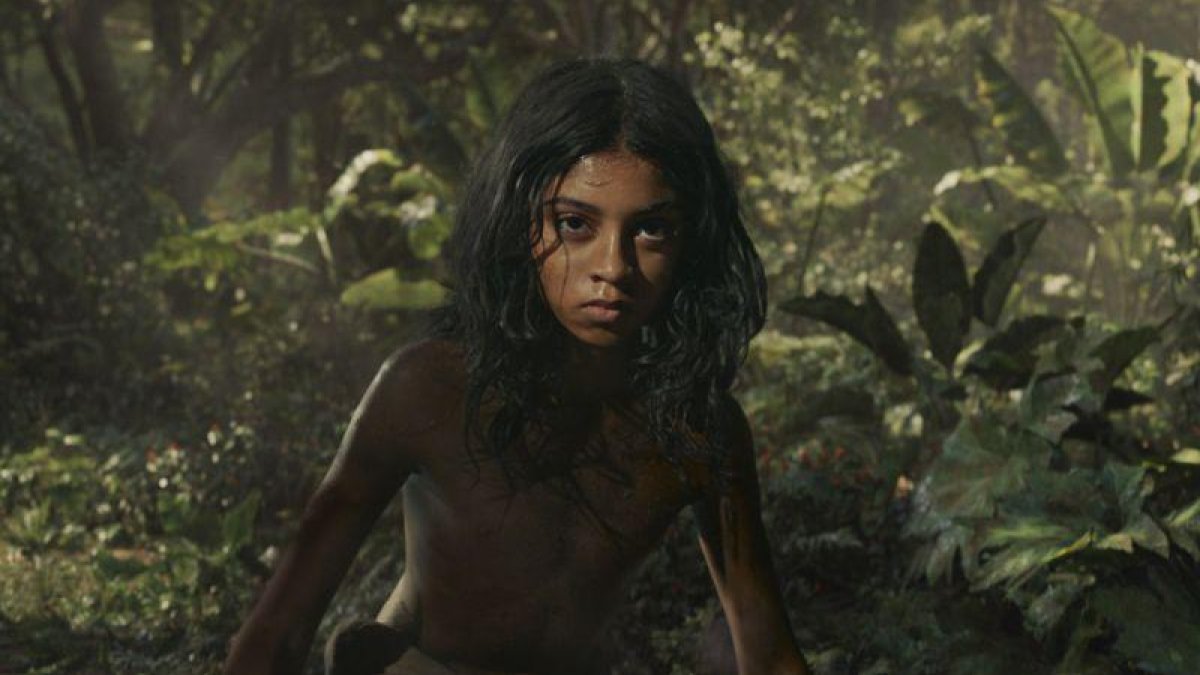 El joven actor Rohan Chand, en la película Mowgli.-EL PERIÓDICO
