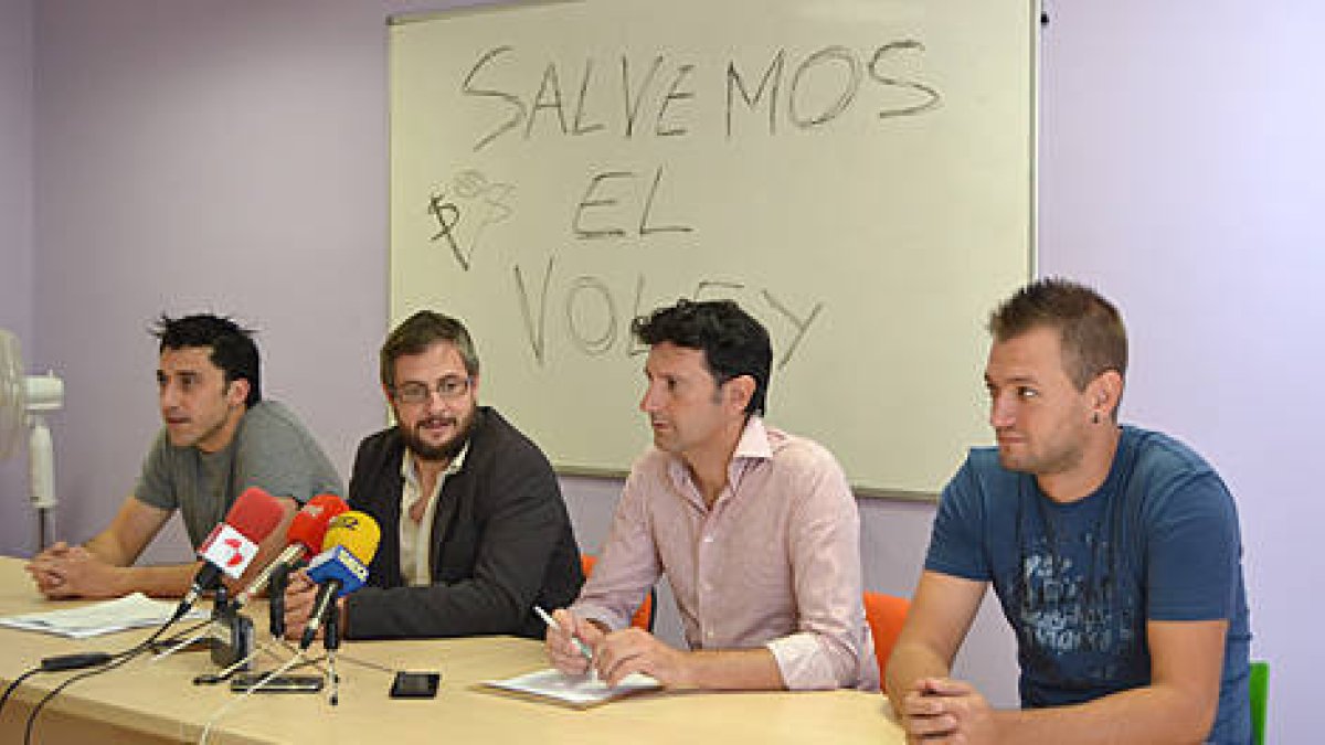Flores, Cabrerizo, Romera y Salvador en la rueda de prensa de ayer.-