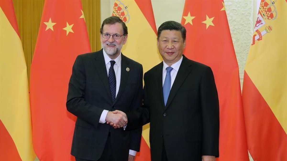 El presidente del Gobierno español, Mariano Rajoy (i), saluda al presidente de China, Xi Jinping (d), al inicio del encuentro bilateral que han mantenido hoy en el Gran Palacio del Pueblo, en el tercer viaje oficial del jefe del Ejecutivo español a China.-EFE