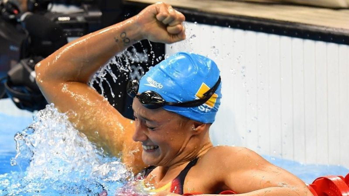 Mireia Belmonte celebra con orgullo la medalla de oro que consiguió ayer durante las finales de natación de 200 mariposa en Río de Janeiro 2016.-EFE / DEAN LEWIS