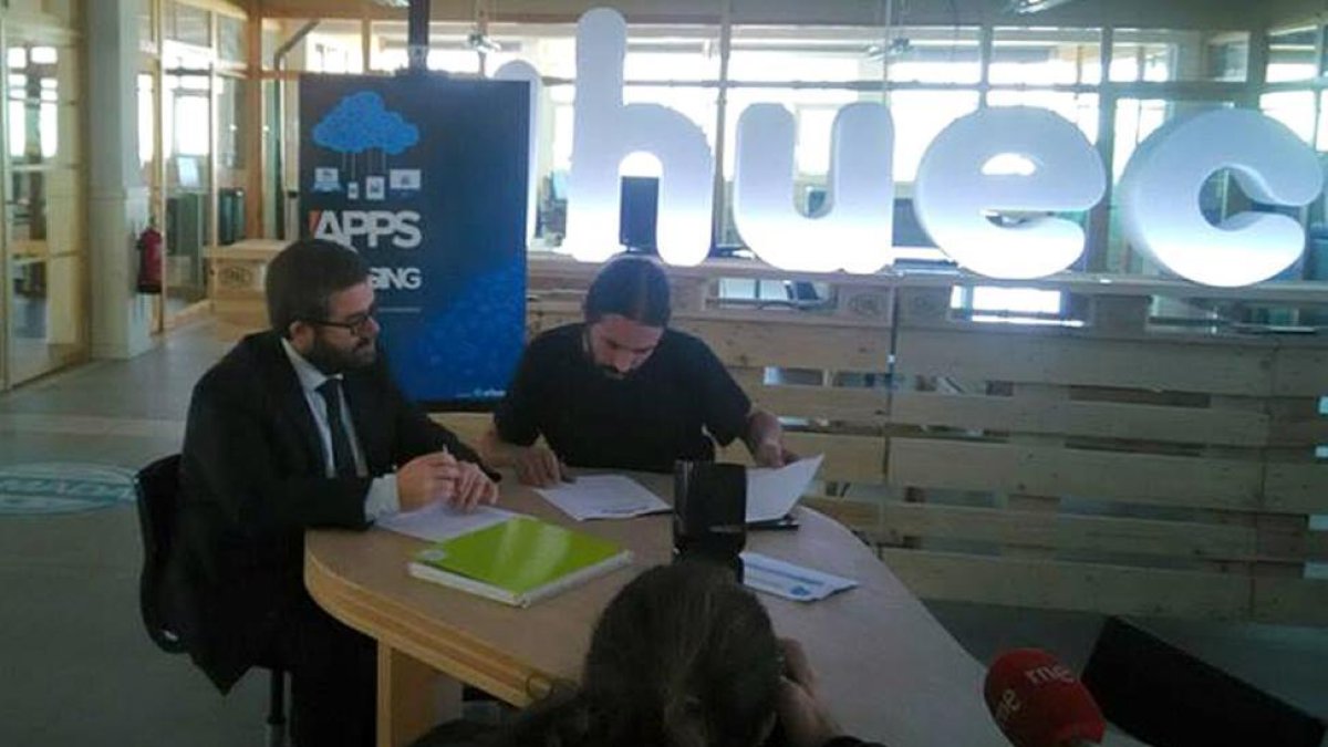 Javier Gracia y Daniel Hernández, durante la presentación de la iniciativa.-EL HUECO