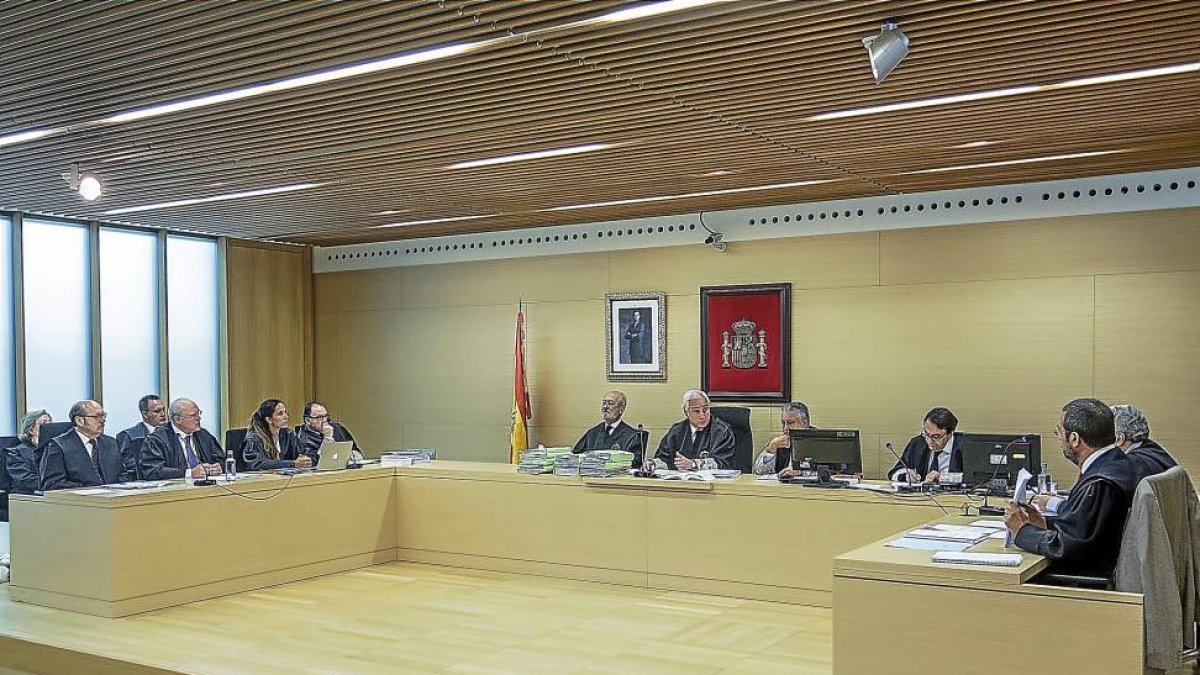 Los abogados de las acusaciones, Ricardo Gavilanes, Carlos Rivera y Beatriz Llamas; el fiscal Ricardo González; el magistrado ponente, César Balmori, el presidente del TSJ, José Luis Concepción, el magistrado Ignacio de la Riva; el secretario de la sala d-SANTI OTERO