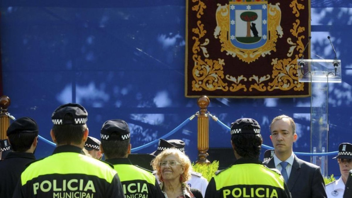 Fotografía facilitada por el Ayuntamiento de Madrid de su alcaldesa Manuela Carmena junto al secretario de Estado de Seguridad Francisco Martinez.-/ NIP (EFE)