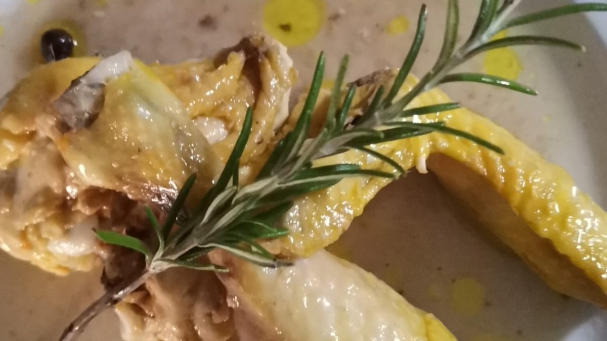 El restaurante Alcores propone una deliciosa receta de pollo campero en escabeche con romero. HDS