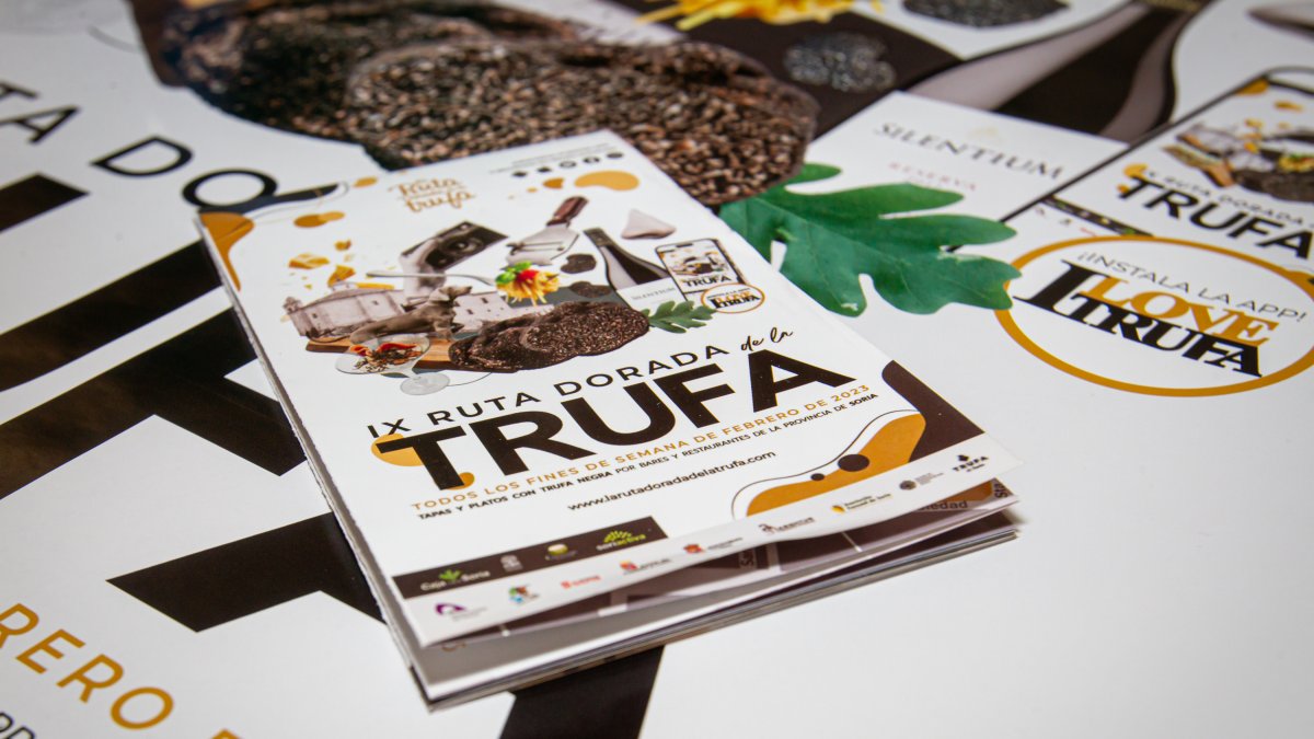Folleto de 'La Ruta Dorada de la Trufa'. MARIO TEJEDOR