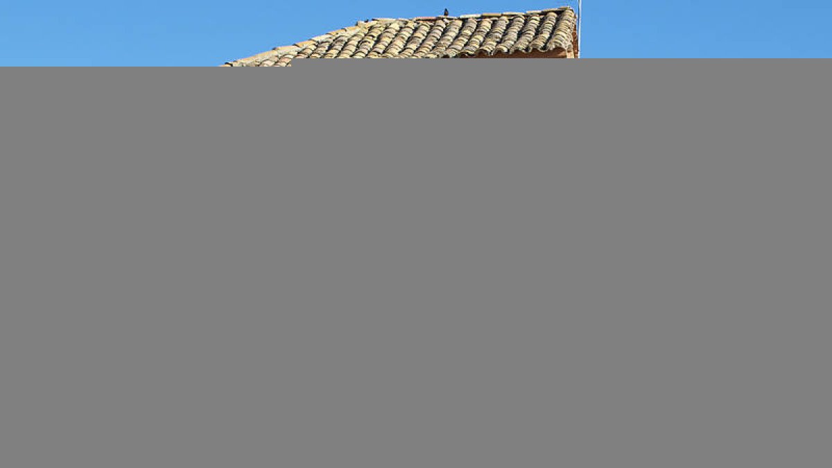 La Guardia Civil y los vecinos aguardan frente a la vivienda en la que se produjo el suceso. / JAVIER SOLÉ-