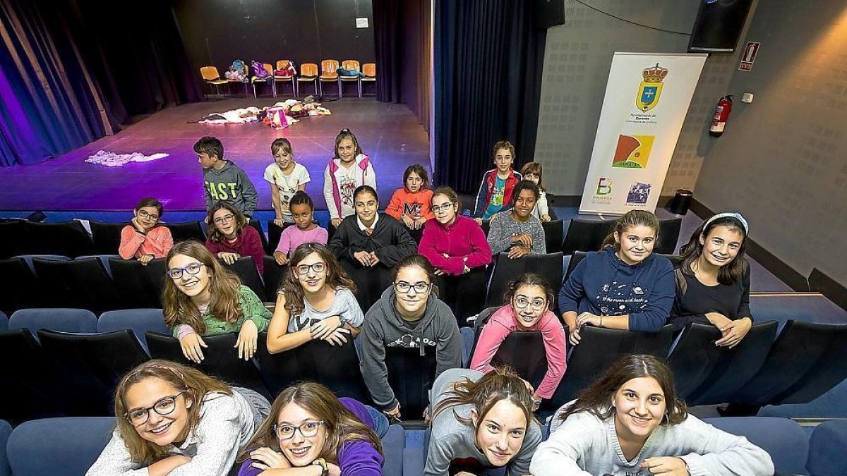 Varios de los alumnos de la Escuela Municipal de Teatro de Zaratán posan tras el telón del teatro Azarbe. --PABLO REQUEJO