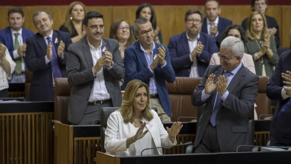 Susana Díaz, aplaudida por los diputados del PSOE en el Parlamento andaluz.-EFE / JULIO MUÑOZ