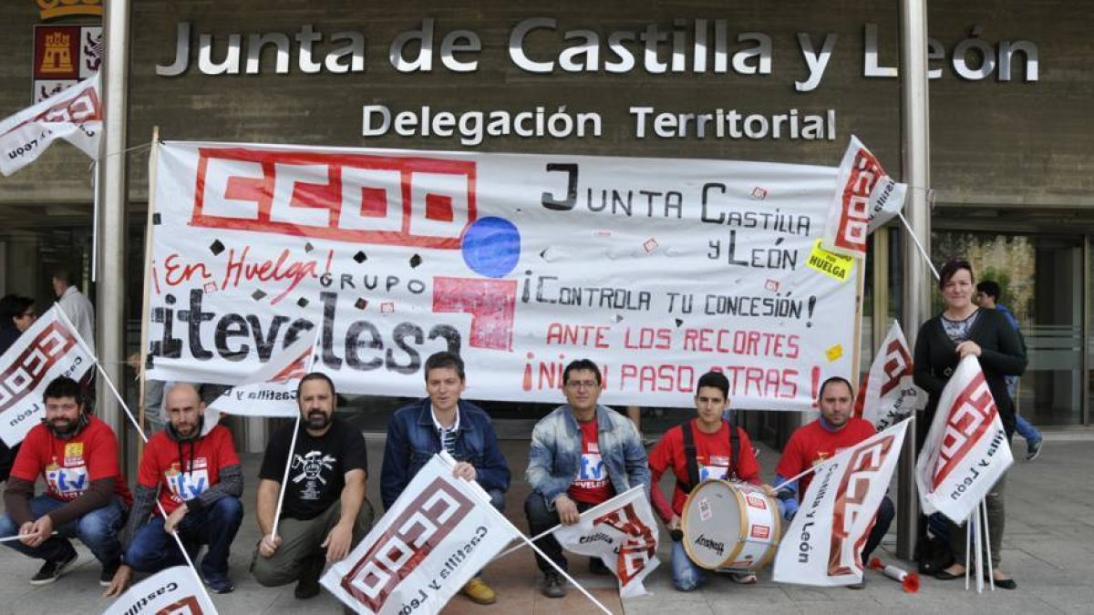 Los trabajadores de la ITV en Soria se volvieron a concentrar ayer ante la Junta.-VALENTÍN GUISANDE