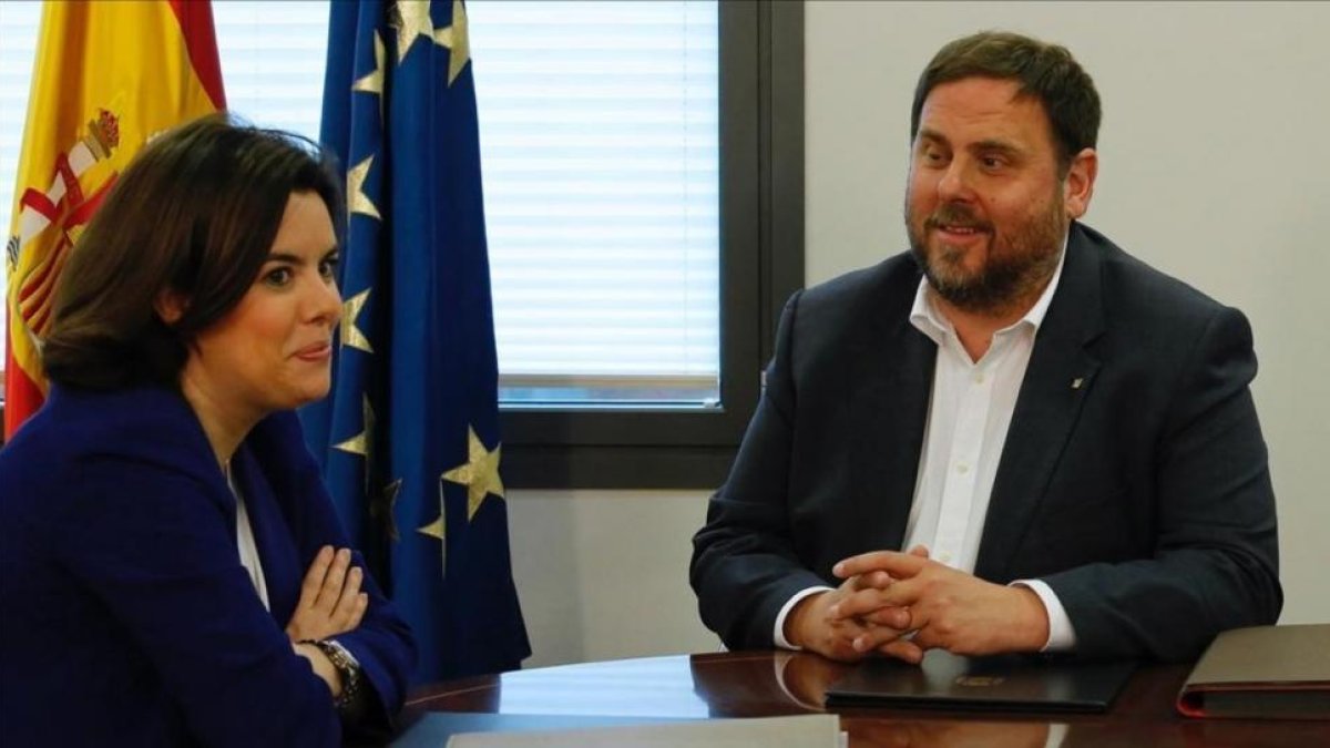 Soraya Sáenz de Santamaría y Oriol Junqueras, el 28 de abril, en la Moncloa.-JUAN MANUEL PRATS