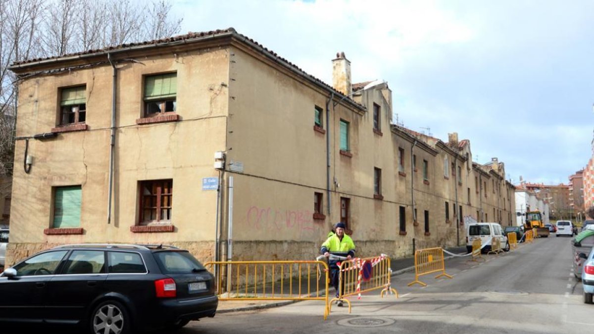 La zona, vallada y con maquinaria al fondo en la mañana de ayer.-ÁLVARO MARTÍNEZ