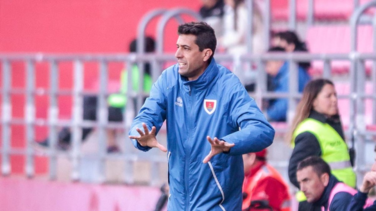 Pablo Ayuso, técnico del CD Numancia, da instruciones a sus jugadores en Los Pajaritos. GONZALO MONTESEGURO