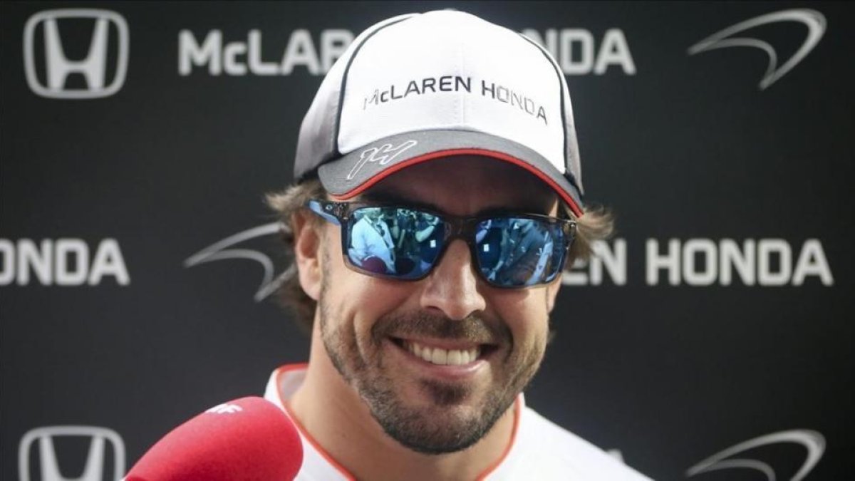 Fernando Alonso, sonriente en la previa del Gran Premio.-EFE / DIEGO AZUBEL