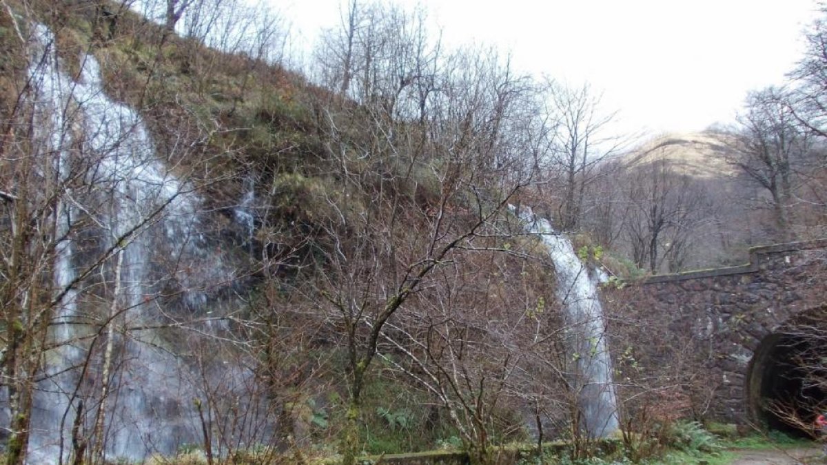 Una de las cascadas del río que da nombre a la zona y que se precipita justo en la entrada del túnel de La Engaña.-L. P.