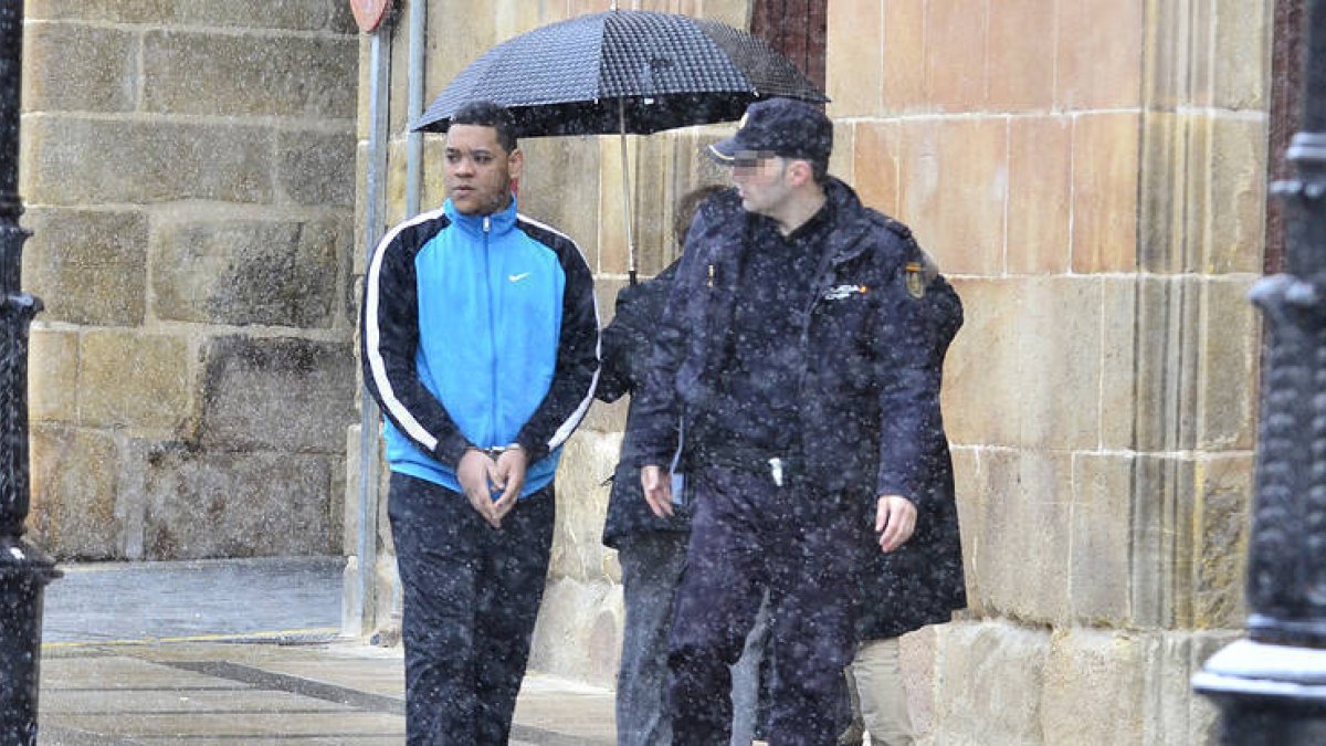 Freiddy Mateo Brito el pasado 25 de febrero dirigiéndose al Palacio de Justicia. / ÁLVARO MARTÍNEZ-