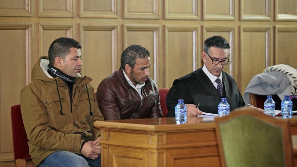 De izquierda a derecha, el traductor, Driss Faseh y su abogado, Jesús Manuel Rodríguez Nicolás, en una sesión del juicio con Jurado Popular.-MARIO TEJEDOR