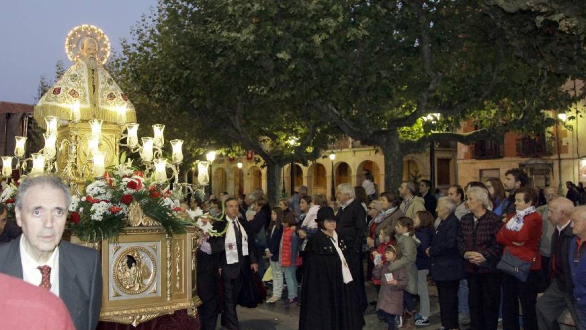 Participantes en la procesión de San Saturio en el día del patrón, a su paso por la plaza Mayor camino de la plaza Mariano Granados.-REPORTAJE GRÁFICO: DIEGO MAYOR