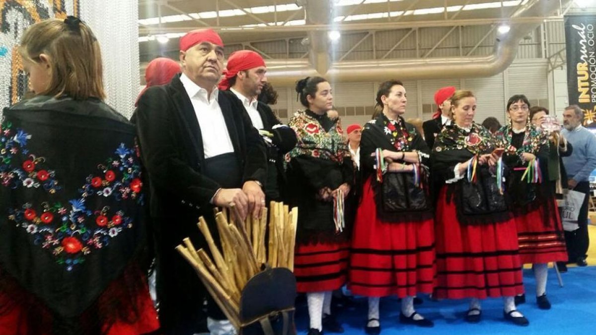 Danzantes que se desplazaron a Valladolid.-DIPUTACIÓN.