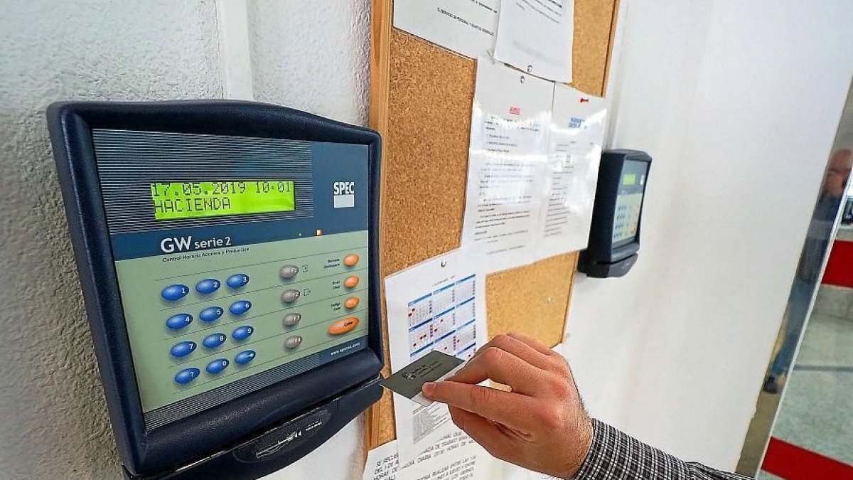 Imagen del sistema de fichaje de la Consejería de Economía y Hacienda en Valladolid.-PABLO REQUEJO