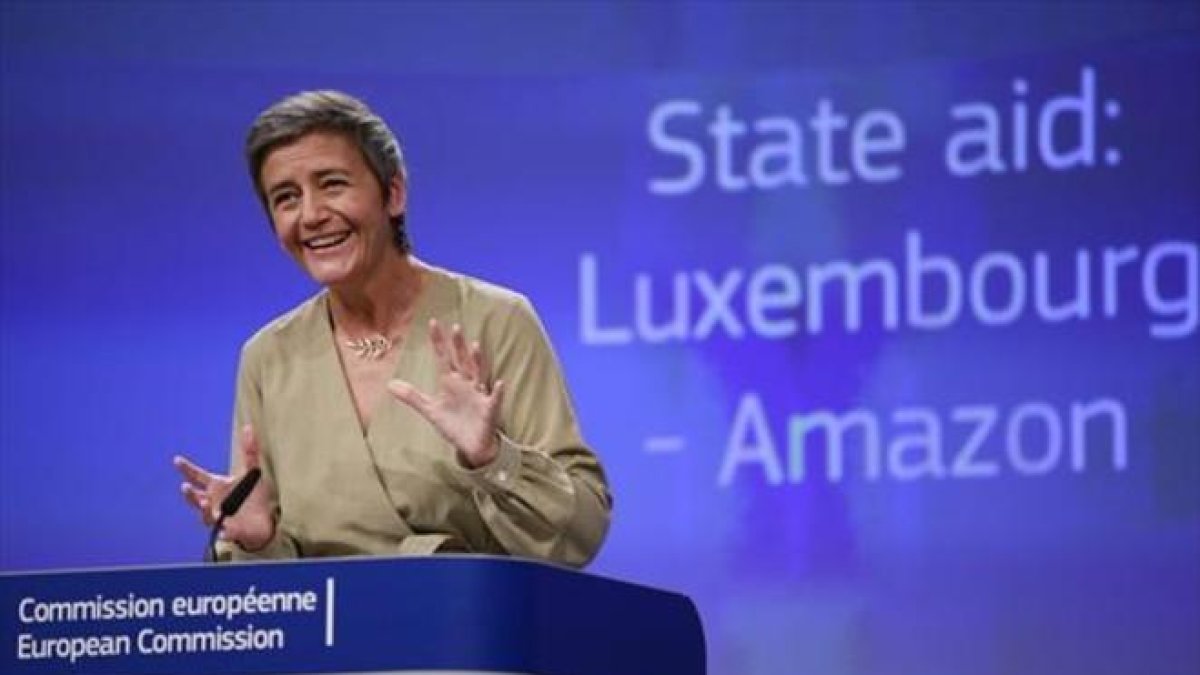 La comisaria europea de Competencia, Margrethe Vestager, en una rueda de prensa en Bruselas.-EFE / OLIVIER HOSLET