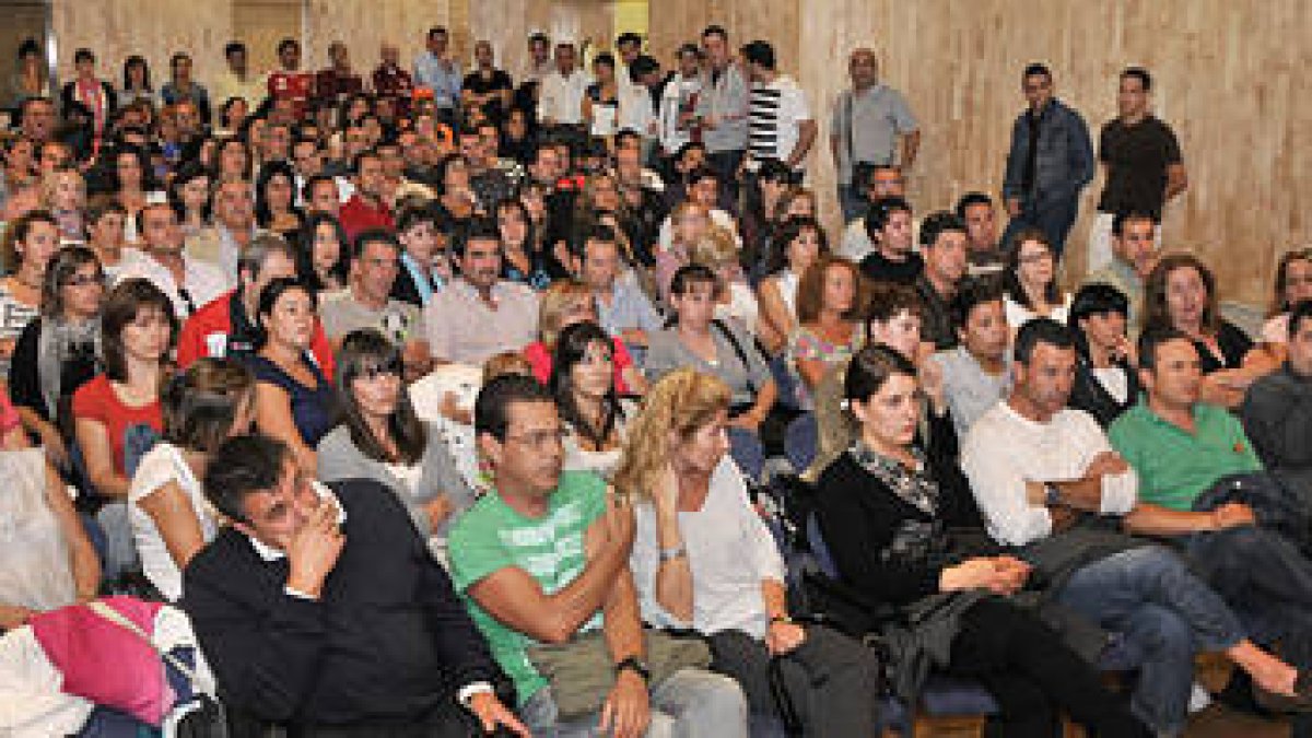 Aspecto de la asamblea celebrada en el turno de tarde en el Centro Cultural Gaya Nuño. / VALENTÍN GUISANDE-