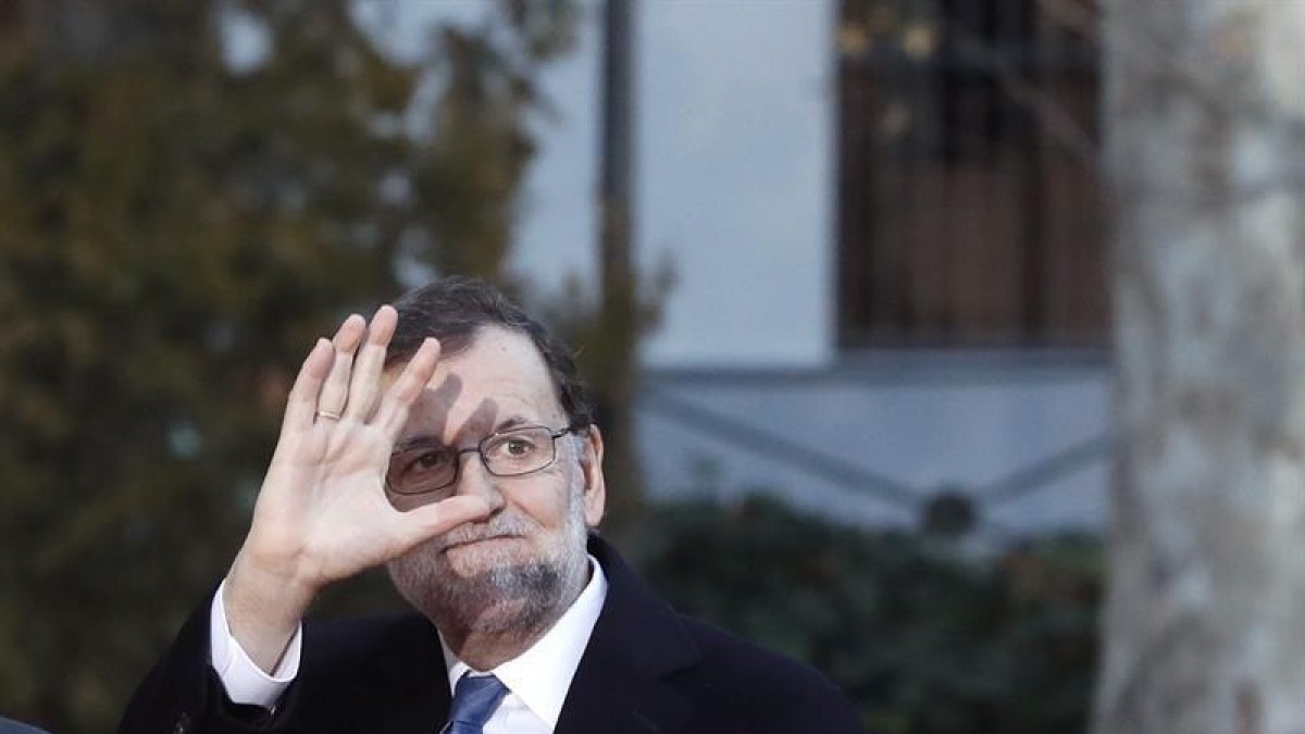 El jefe del Ejecutivo, Mariano Rajoy, saluda a su llegada al Senado para asistir a la VI Conferencia de Presidentes.-EFE