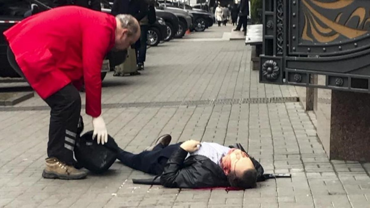Denis Vornenkov tendido en el suelo tras recibir los disparos.-Alisa Berezutsskaya