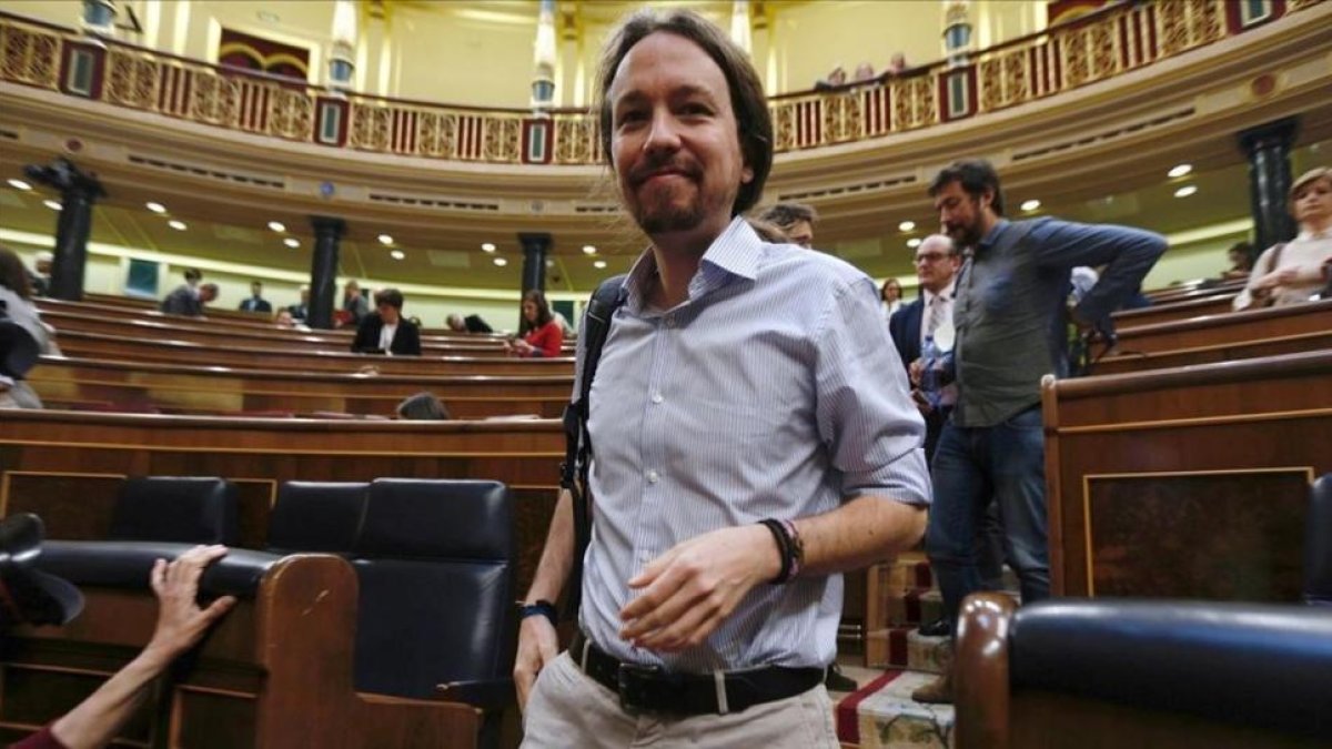Pablo Iglesias abandona su escaño al final del pleno en el Congreso.-DAVID CASTRO