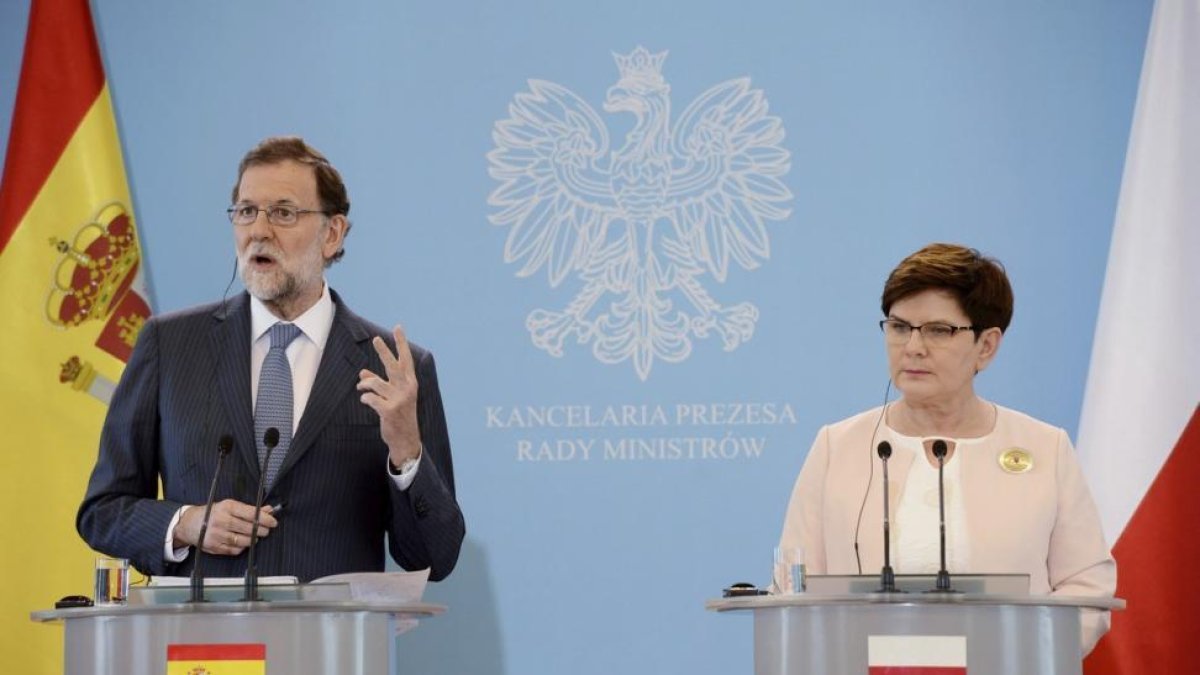 El presidente del Gobierno español, Mariano Rajoy, y la primera ministra polaca, Beata Szydlo, durante una rueda de prensa tras su reunión en el Palacio Belvedere de Varsovia.-JACEK TURCZYK / EFE