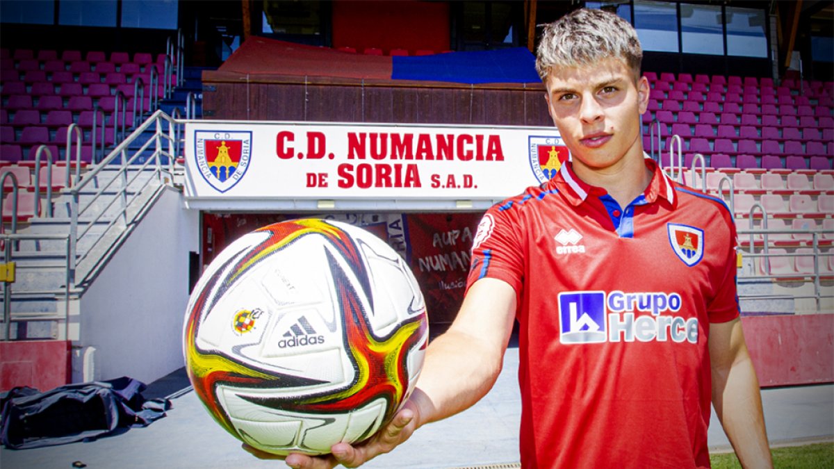 Julián Mahica, ayer, en el estadio de Los Pajaritos durante su presentación como nuevo numantino. MARIO TEJEDOR