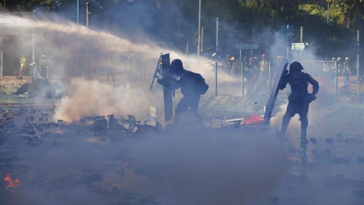 Enfrentamientos en Hong Kong, este domingo.-FAZRY ISMAIL (EFE)