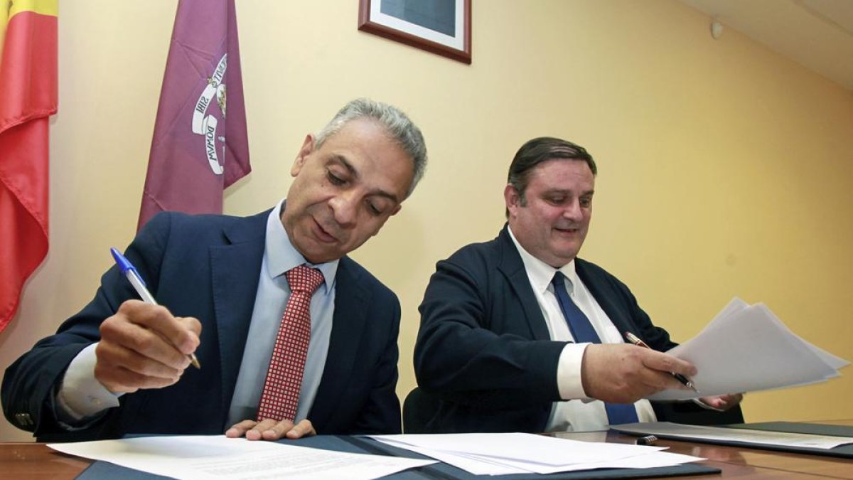 Moisés Israel y Ruiz Zapatero en la firma del convenio de colaboración entre el Numancia y la UVa.-Mario Tejedor